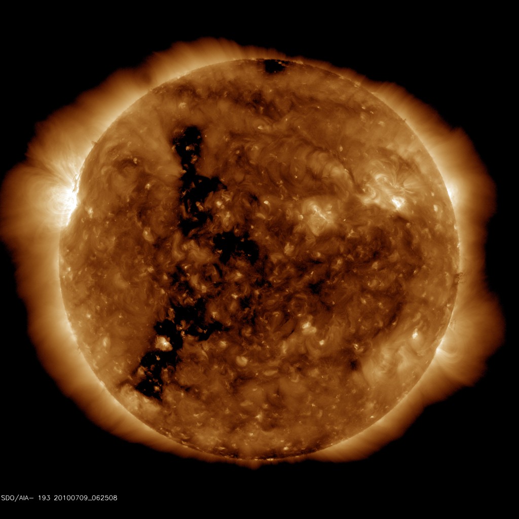 Sonnensturm - Katastrophale Folgen für die Menschheit? http://www.spaceweather.com/images2010/09jul10/coronalhole sdo blank.jpg?PHPSESSID=i5jslptv7n4hc06i0mn2g2lg66