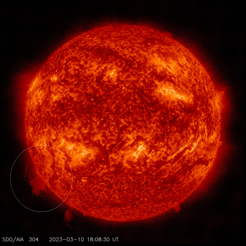 Los astrónomos aficionados con telescopios solares pueden ver la estructura en la extremidad sureste del Sol. Crédito: SpaceWeather